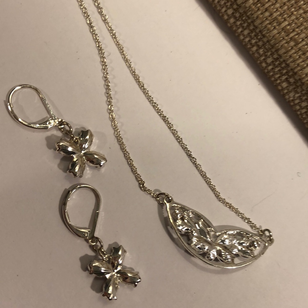 Avon Alsace flowers necklace and earring set - Picture 5 of 6